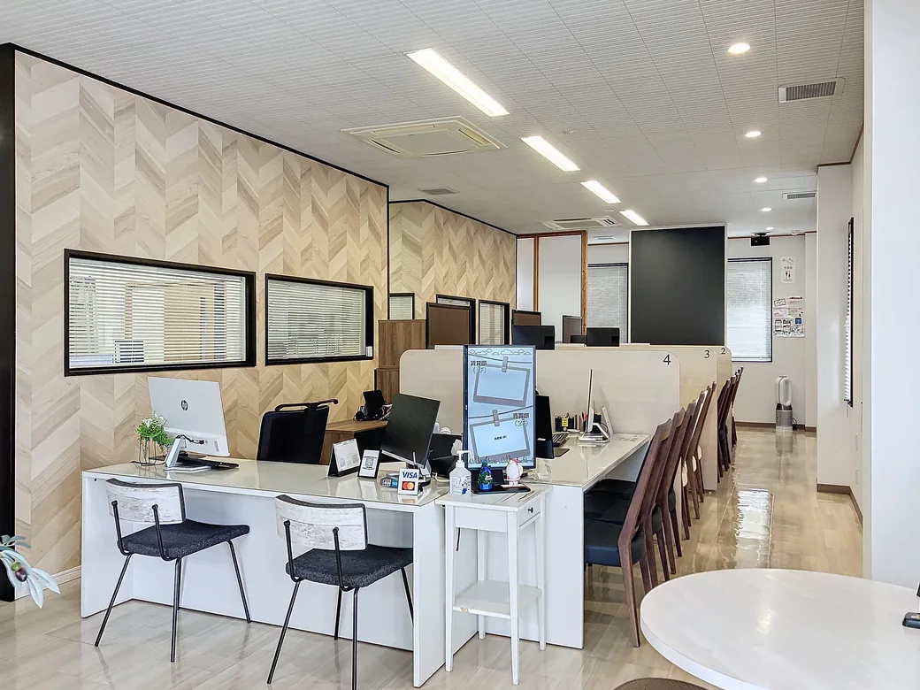 高山不動産の店内（接客カウンター）